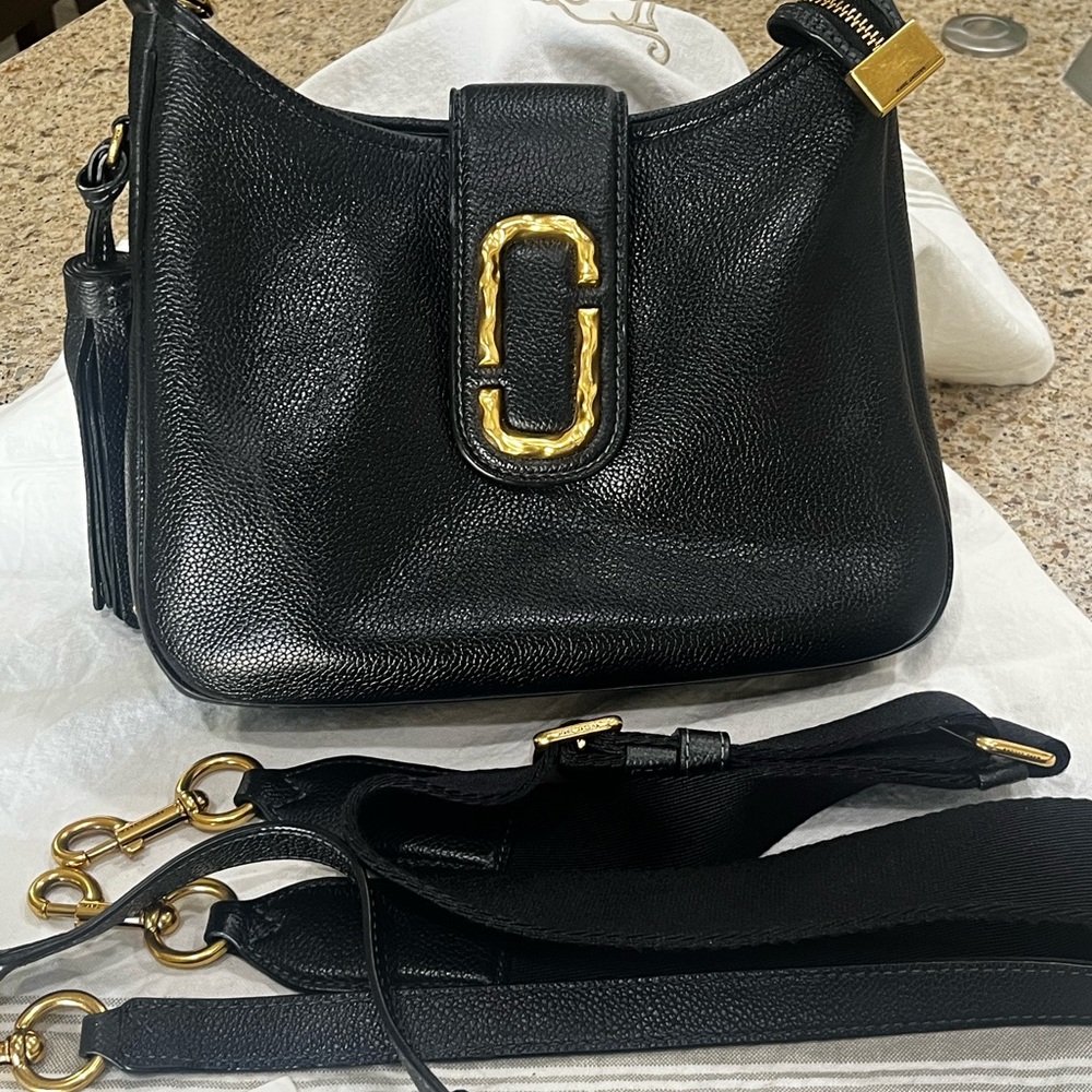 🔥🔥 MARC JACOBS
INTERLOCK LEATHER HOBO/CROSSBODY (EUC) Retails $450🔥🔥
